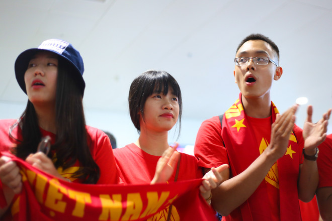 Sự có mặt của họ là lời động viên tuyệt vời tới U23 Việt Nam - những người vừa thắng 5-0 trước U23 Indonesia để giành huy chương đồng. (Ảnh: Minh Chiến/Vietnam+) HLV Miura và U23 Việt Nam vẫn được chào đón như những người hùng ảnh 3