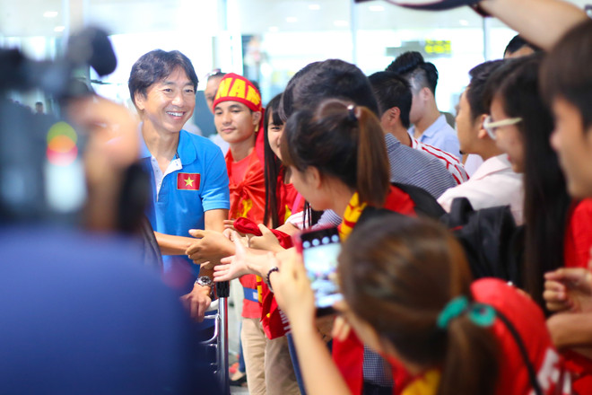 Huấn luyện viên Miura là người bước ra đầu tiên lúc hơn 16 giờ chiều nay. Đội hình U23 Việt Nam chia thành hai nhóm về sân bay Nội Bài và Tân Sơn Nhất. (Ảnh: Minh Chiến/Vietnam+) HLV Miura và U23 Việt Nam vẫn được chào đón như những người hùng ảnh 1