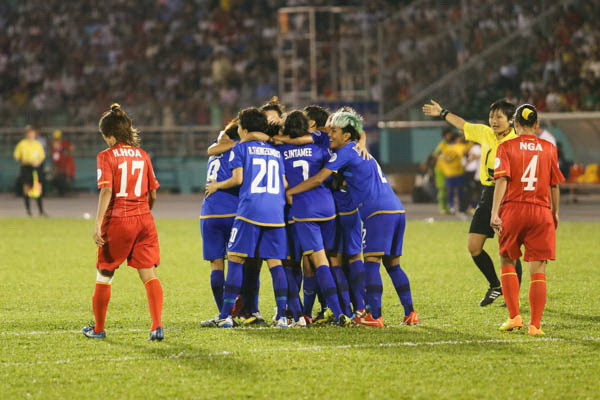 Việt Nam tạm biệt giấc mơ World Cup. (Ảnh: Minh Chiến/Vietnam+) Nữ Việt Nam tan giấc mơ World Cup sau "ác mộng Thái Lan" ảnh 1