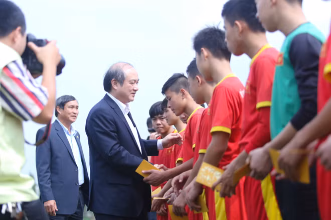 Công Phượng và đồng đội nhận "lì xì" từ lãnh đạo ngành thể thao ảnh 5