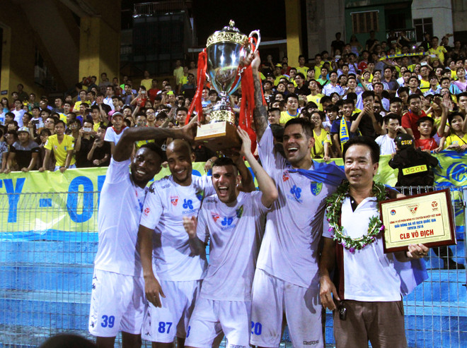 Cầu thủ Hà Nội T&T công kênh bầu Hiển trong ngày vô địch ảnh 6