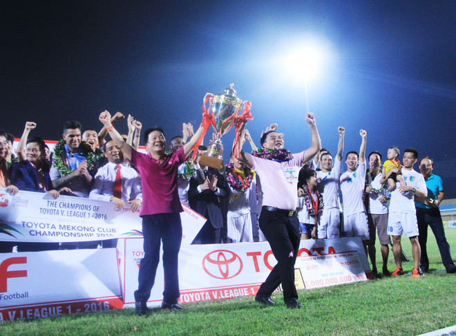 Cầu thủ Hà Nội T&T công kênh bầu Hiển trong ngày vô địch ảnh 2