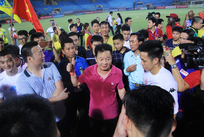 Cầu thủ Hà Nội T&T công kênh bầu Hiển trong ngày vô địch ảnh 7