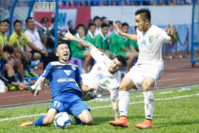 [Photo] Phòng ngự kiểu Miura, Hà Nội T&T làm câm lặng sân Cẩm Phả ảnh 1