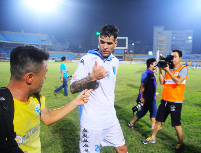 Cầu thủ Hà Nội T&T công kênh bầu Hiển trong ngày vô địch ảnh 9