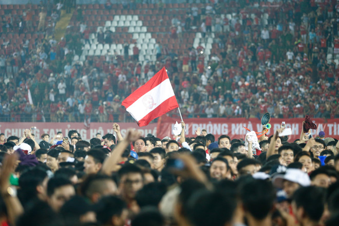 Khán đài rừng rực pháo sáng, biển người phủ kín sân Lạch Tray ảnh 9