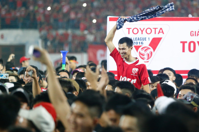 Khán đài rừng rực pháo sáng, biển người phủ kín sân Lạch Tray ảnh 10