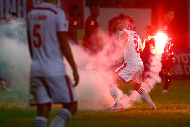 Khán đài rừng rực pháo sáng, biển người phủ kín sân Lạch Tray ảnh 7