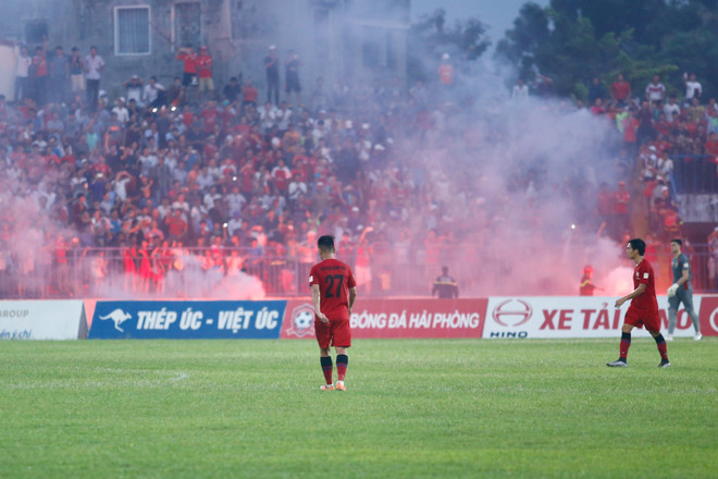 Khán đài rừng rực pháo sáng, biển người phủ kín sân Lạch Tray ảnh 6