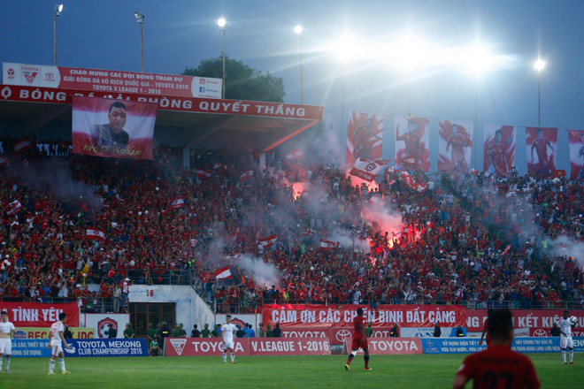 Khán đài rừng rực pháo sáng, biển người phủ kín sân Lạch Tray ảnh 1