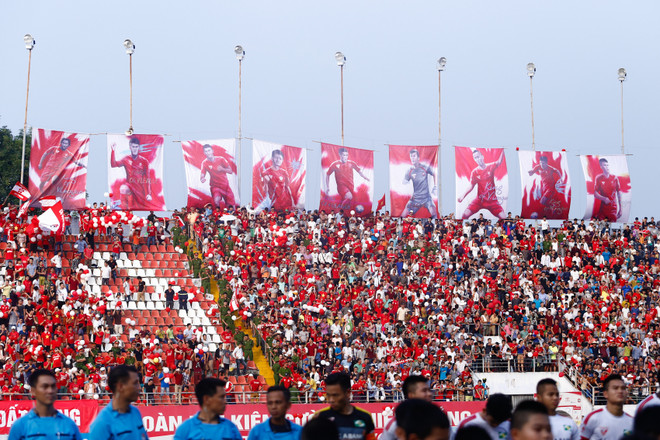 Khán đài rừng rực pháo sáng, biển người phủ kín sân Lạch Tray ảnh 3