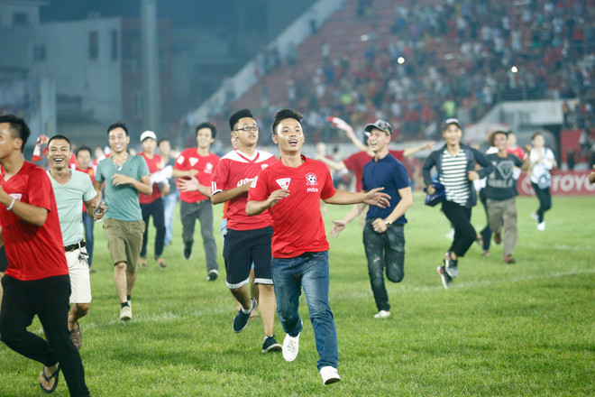 Khán đài rừng rực pháo sáng, biển người phủ kín sân Lạch Tray ảnh 8