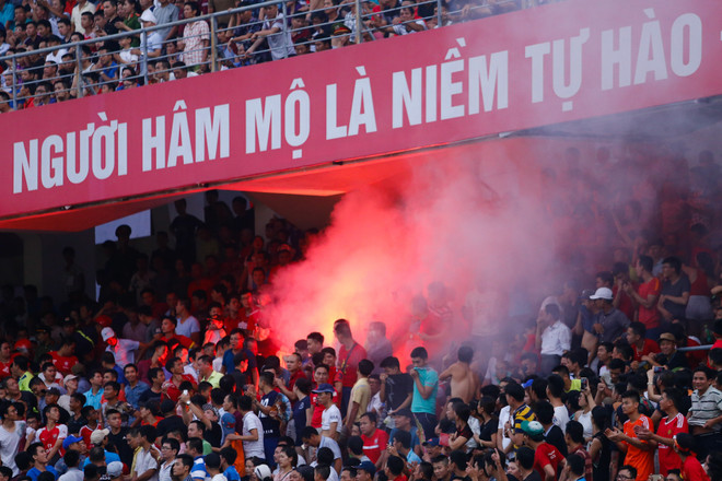 Khán đài rừng rực pháo sáng, biển người phủ kín sân Lạch Tray ảnh 4