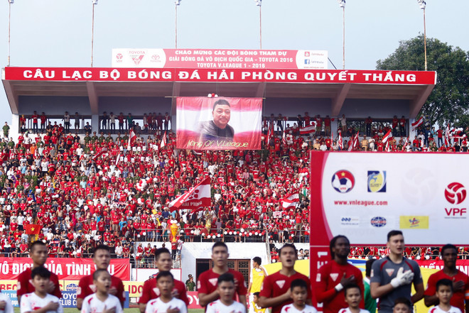 Khán đài rừng rực pháo sáng, biển người phủ kín sân Lạch Tray ảnh 2