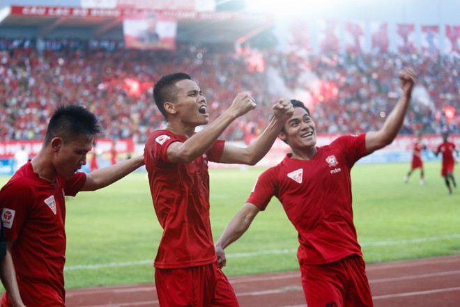 Khán đài rừng rực pháo sáng, biển người phủ kín sân Lạch Tray ảnh 5