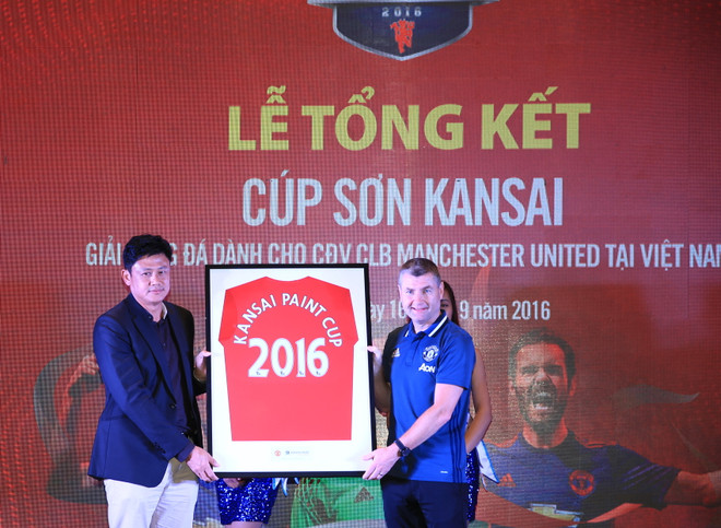 Denis Irwin hé lộ khả năng Mourinho và Rooney tới Việt Nam ảnh 1