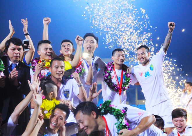 Cầu thủ Hà Nội T&T công kênh bầu Hiển trong ngày vô địch ảnh 3