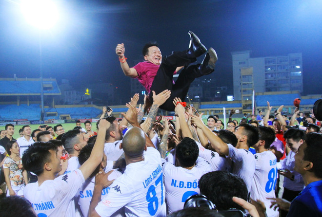 Cầu thủ Hà Nội T&T công kênh bầu Hiển trong ngày vô địch ảnh 1