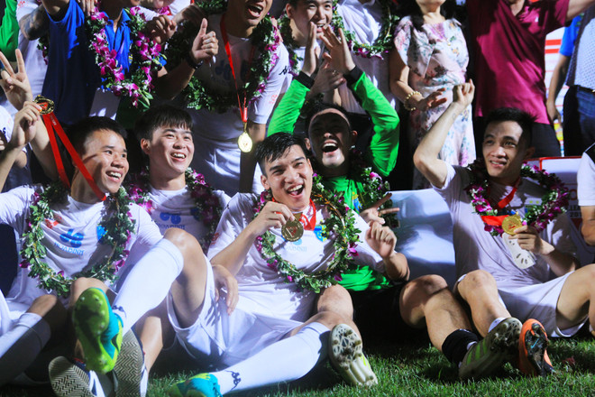 Cầu thủ Hà Nội T&T công kênh bầu Hiển trong ngày vô địch ảnh 4