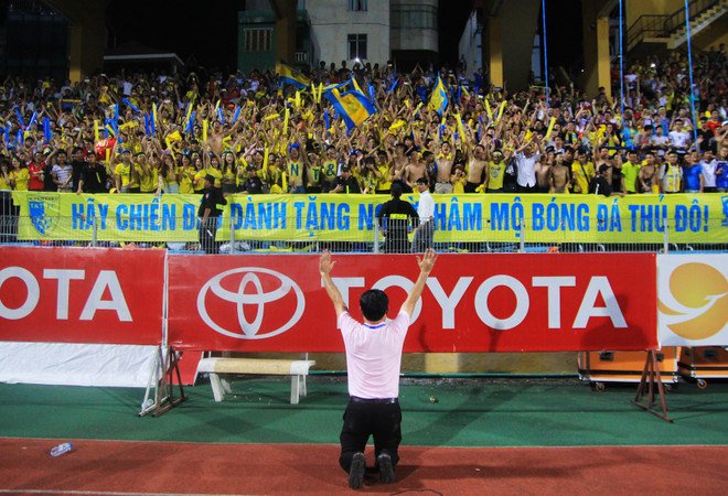 Cầu thủ Hà Nội T&T công kênh bầu Hiển trong ngày vô địch ảnh 8