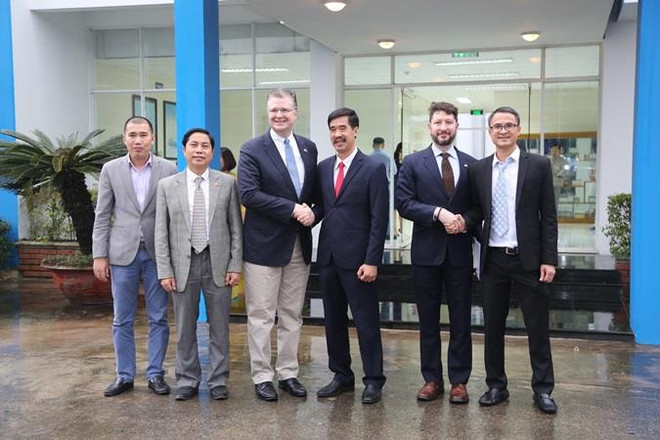 Đoàn công tác của Đại sứ quán Mỹ tới thăm nhà máy sữa Vinamilk ảnh 3