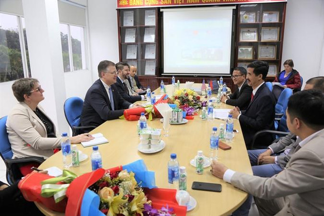 Đoàn công tác của Đại sứ quán Mỹ tới thăm nhà máy sữa Vinamilk ảnh 2