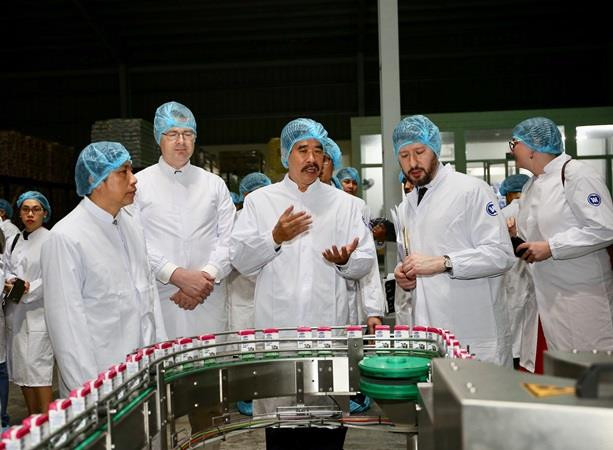 Đoàn công tác của Đại sứ quán Mỹ tới thăm nhà máy sữa Vinamilk ảnh 1