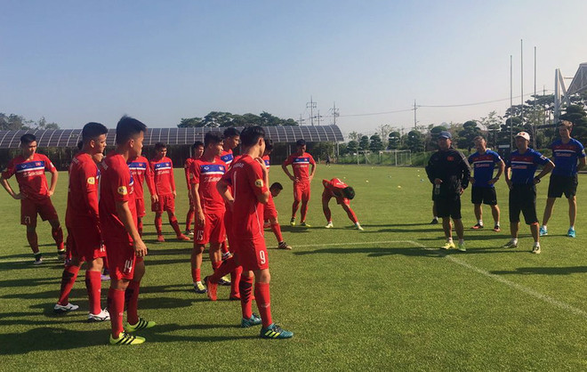 U22 Việt Nam rèn tốc độ, bồi bổ gà hầm trong chuyến tập huấn Hàn Quốc ảnh 1