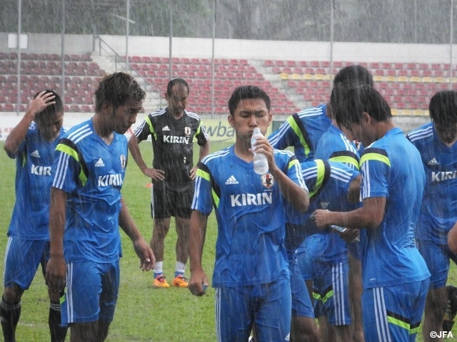 U19 Nhật Bản đội mưa, đội nắng tập luyện để đấu Trung Quốc ảnh 2