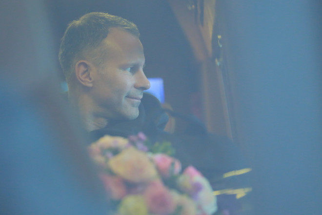 Ryan Giggs mỉm cười chào “fan” Việt Nam tại sân bay Nội Bài. (Ảnh: Minh Chiến/Vietnam+) Hai huyền thoại MU sẽ trả lời phỏng vấn tại buổi lễ của PVF ảnh 1