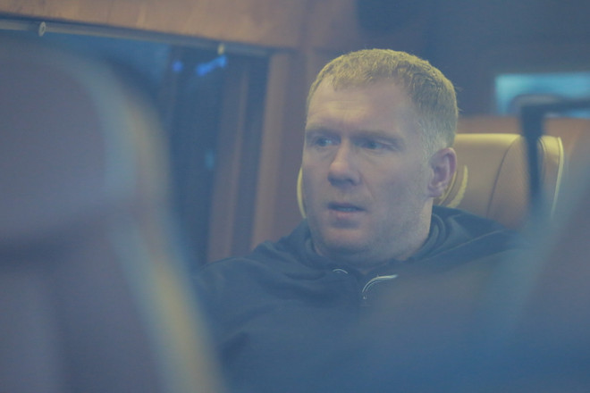 Paul Scholes tỏ ra khá mệt mỏi sau chuyến hành trình dài từ Anh quốc. (Ảnh: Minh Chiến/Vietnam+) Hai huyền thoại MU sẽ trả lời phỏng vấn tại buổi lễ của PVF ảnh 2