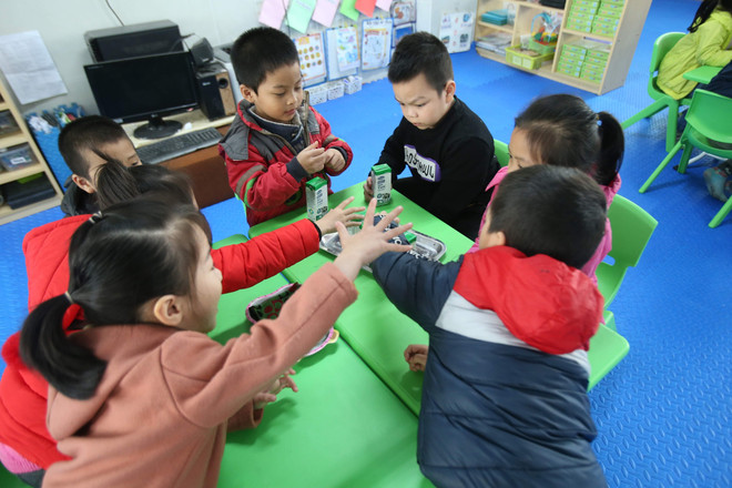 Các em học sinh rất hào hứng tham gia "Sữa học đường." (Ảnh: PV) Sữa học đường: Số lượng phụ huynh đăng ký ngày càng tăng ảnh 3