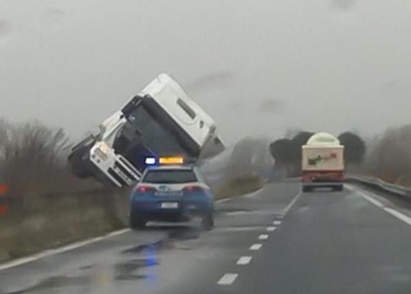 Italy: Thời tiết xấu ảnh hưởng đến cuộc sống của hàng triệu dân ảnh 1