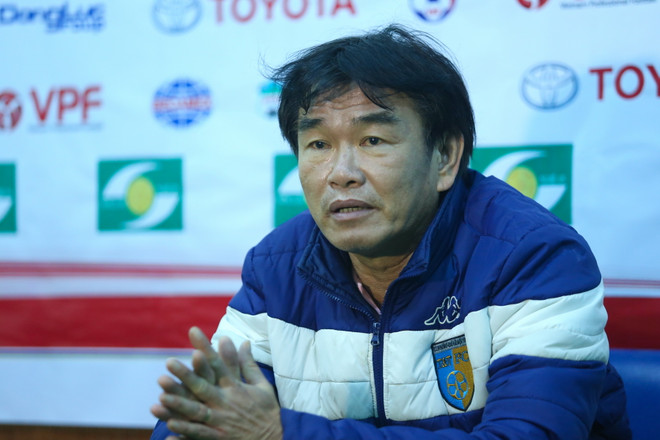 HLV Phan Thanh Hùng: Trọng tài yếu kém và thiếu bản lĩnh ảnh 1