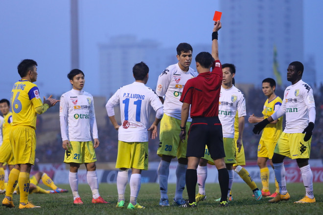 HLV Phan Thanh Hùng: Trọng tài yếu kém và thiếu bản lĩnh ảnh 2