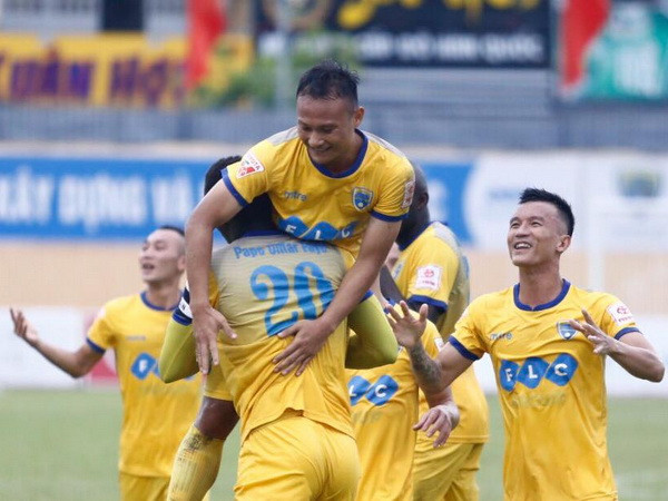 Vòng 16 V-League: FLC Thanh Hóa tách tốp với khoảng cách 5 điểm ảnh 1