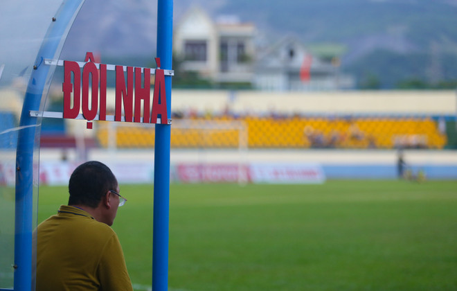 [Photo] Sân Cẩm Phả: Niềm tự hào của V-League giờ ra sao? ảnh 2