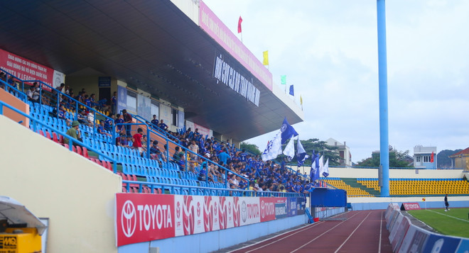 [Photo] Sân Cẩm Phả: Niềm tự hào của V-League giờ ra sao? ảnh 1