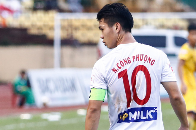 Công Phượng nhiều lần cãi lại trọng tài, đạp bóng trúng cầu thủ SLNA ảnh 4