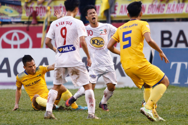 Công Phượng nhiều lần cãi lại trọng tài, đạp bóng trúng cầu thủ SLNA ảnh 7