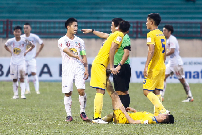 Công Phượng nhiều lần cãi lại trọng tài, đạp bóng trúng cầu thủ SLNA ảnh 6