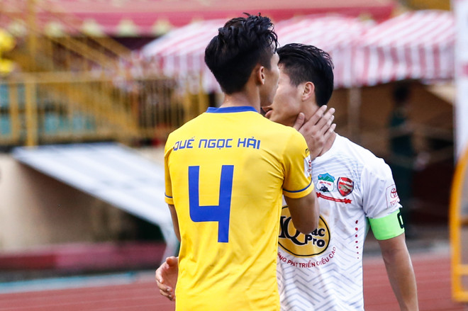 Công Phượng nhiều lần cãi lại trọng tài, đạp bóng trúng cầu thủ SLNA ảnh 3