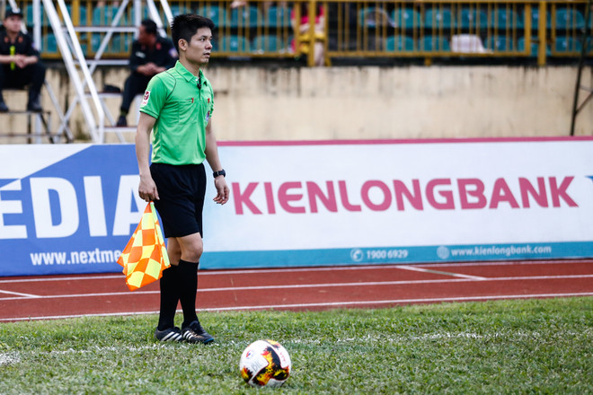 Công Phượng nhiều lần cãi lại trọng tài, đạp bóng trúng cầu thủ SLNA ảnh 2