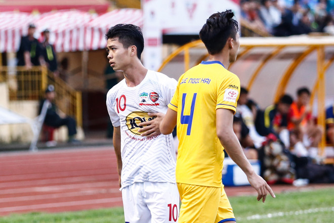 Công Phượng nhiều lần cãi lại trọng tài, đạp bóng trúng cầu thủ SLNA ảnh 1