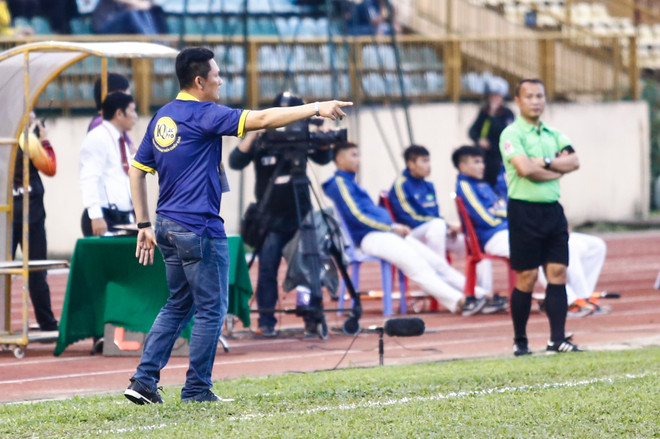 Công Phượng nhiều lần cãi lại trọng tài, đạp bóng trúng cầu thủ SLNA ảnh 5