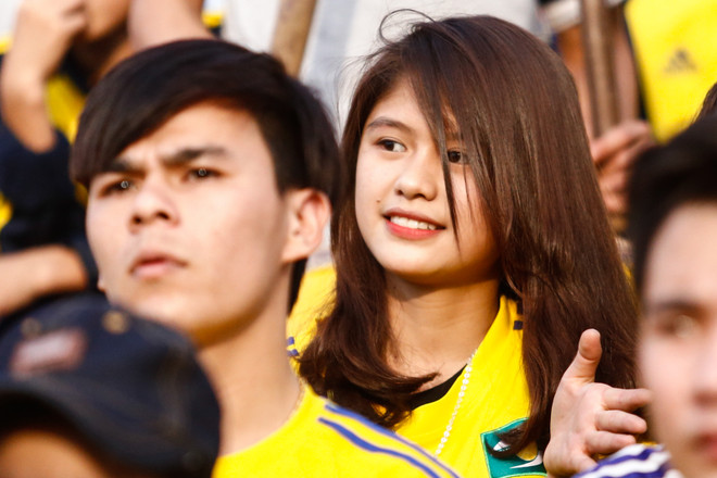 Fan nữ Sông Lam Nghệ An xinh đẹp đón Công Phượng về quê mẹ ảnh 5