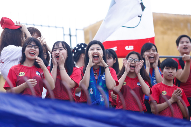 Fan nữ Sông Lam Nghệ An xinh đẹp đón Công Phượng về quê mẹ ảnh 2