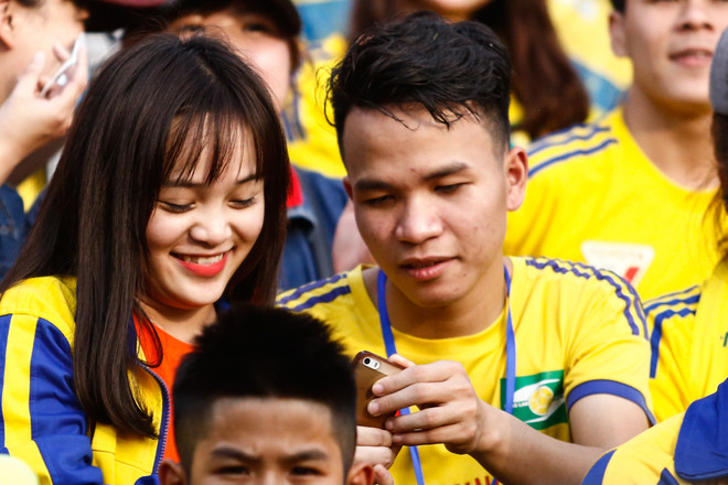 Fan nữ Sông Lam Nghệ An xinh đẹp đón Công Phượng về quê mẹ ảnh 4