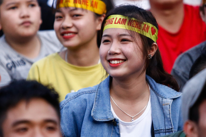 Fan nữ Sông Lam Nghệ An xinh đẹp đón Công Phượng về quê mẹ ảnh 7