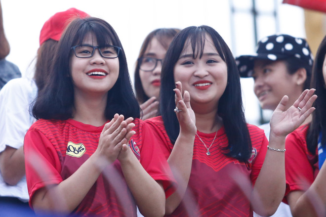 Fan nữ Sông Lam Nghệ An xinh đẹp đón Công Phượng về quê mẹ ảnh 3